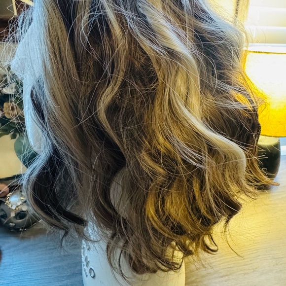 IM Style Old Money Wavy Blonde and Brown Hair Wig - Picture 4 of 6